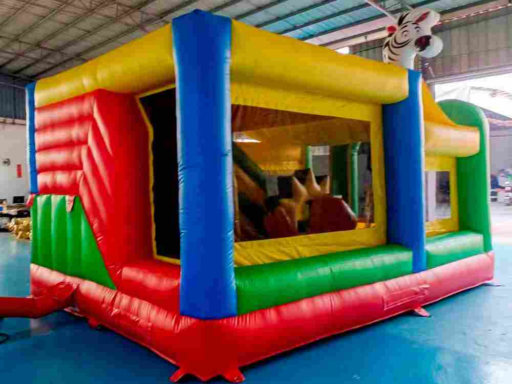 Коммерческий надувной батут "Законы джунглей", 6x4x3.8 м