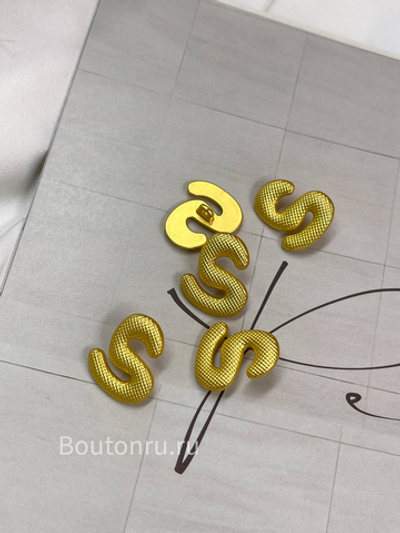 Пуговицы Скиапар. золотистые рельефные  "S"