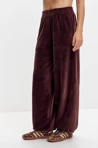 Широкие брюки на резинке из велюровой ткани шоколадного цвета