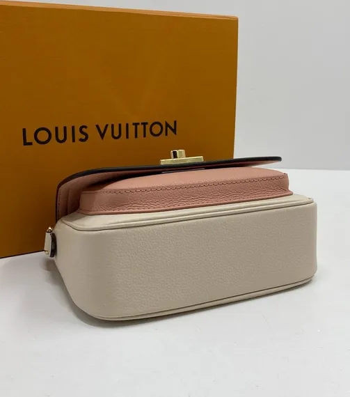 Сумка Louis Vuitton Lockme Tender белый
