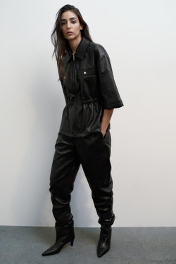 ZARA БРЮКИ ИЗ ИСКУССТВЕННОЙ КОЖИ, ЧЕРНЫЙ