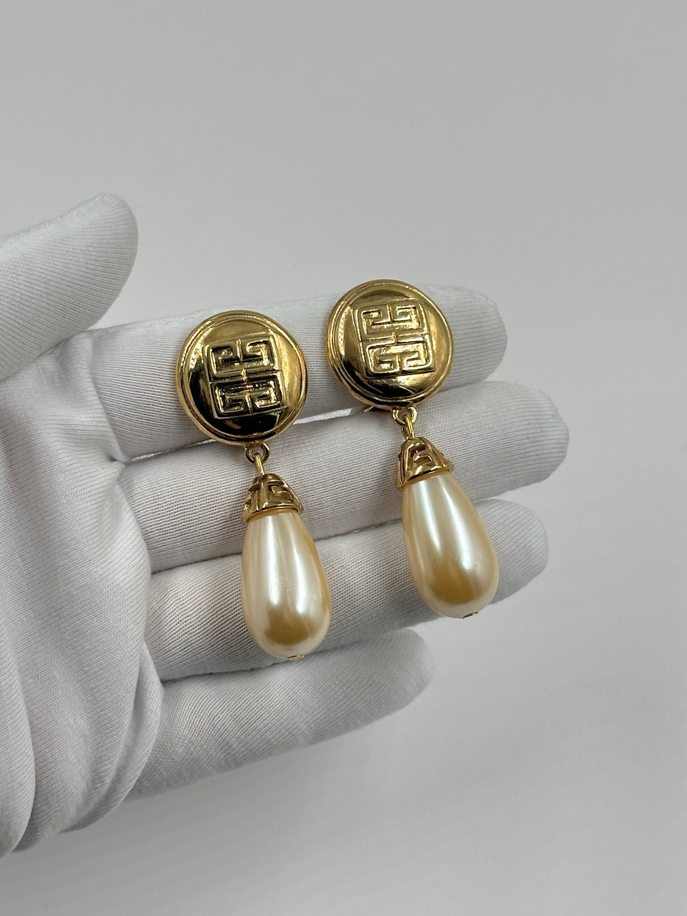 Клипсы с «жемчужными» подвесками Givenchy