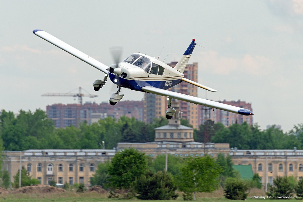 Получасовая прогулка на самолете над городом.