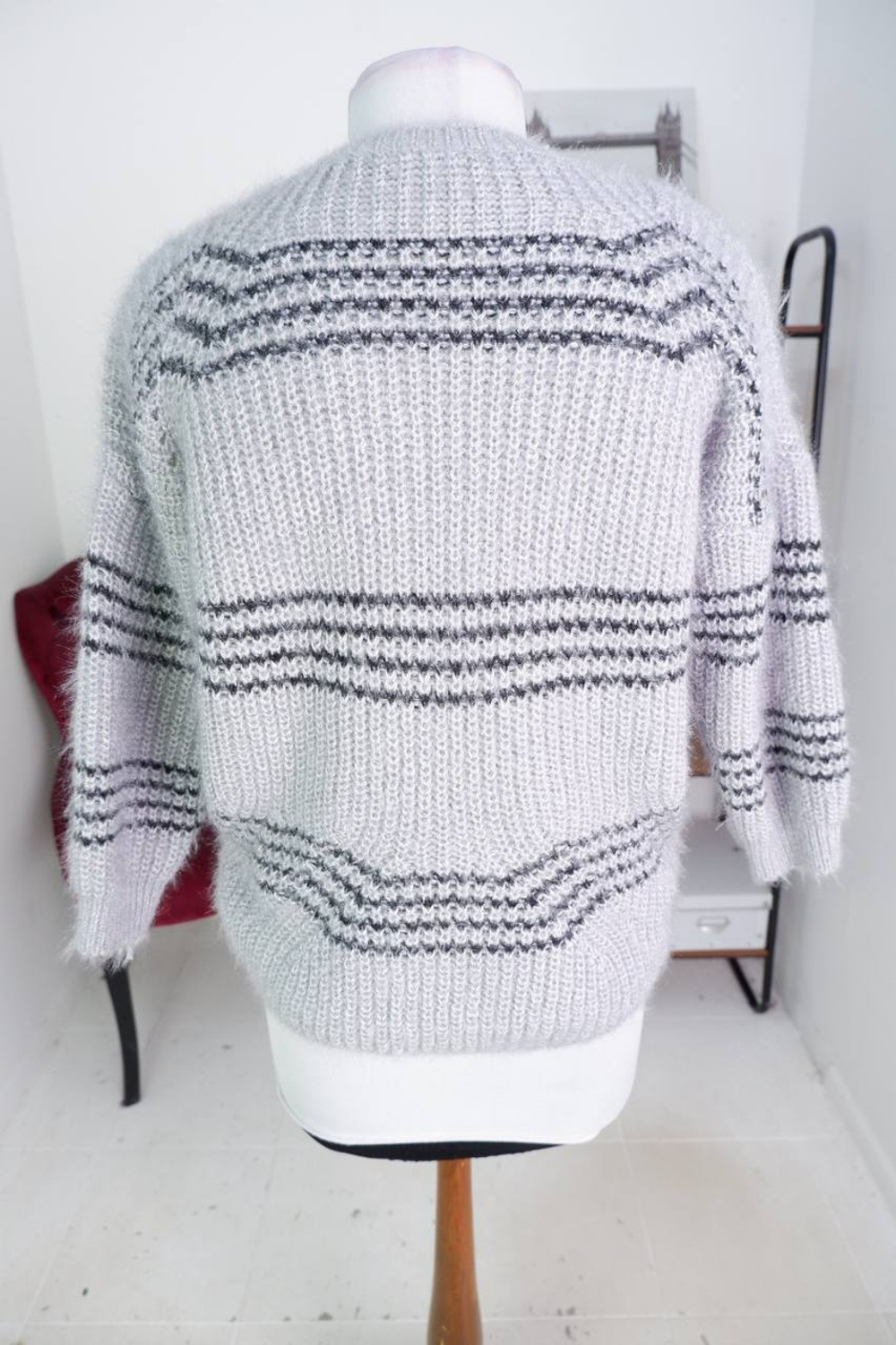 Свитер с блестящей ниточкой, визуально на 44 размер