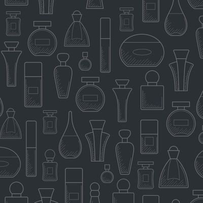 Флаконы с парфюмерией на черном фоне