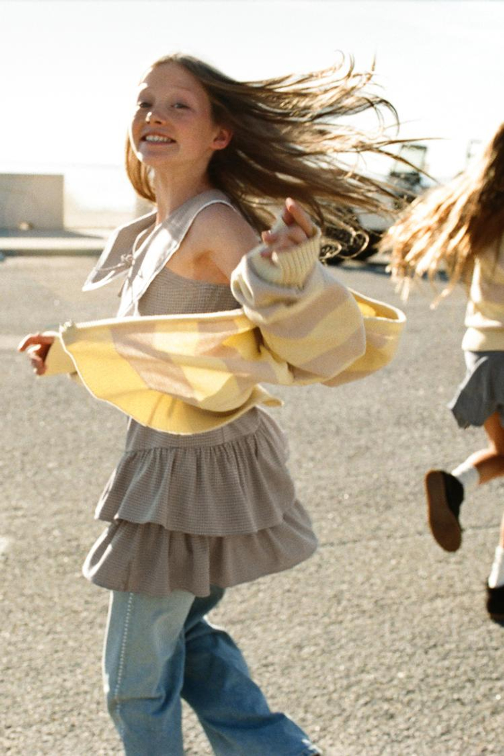 ZARA ПЛАТЬЕ В КЛЕТКУ С ВОЛАНАМИ И КРУЖЕВОМ, БЕЛЫЙ/СЕРЫЙ