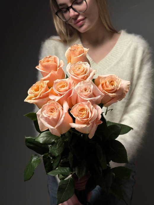 Букет из 9 персиковых роз под ленту