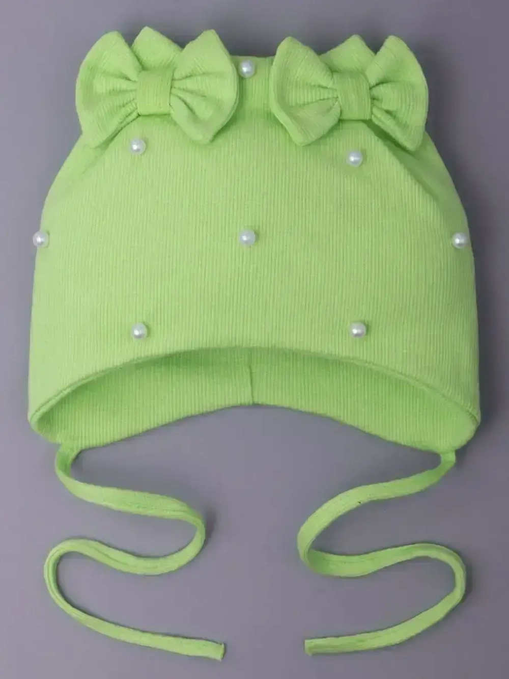 Шапка для девочки осенняя на завязках с бусинами