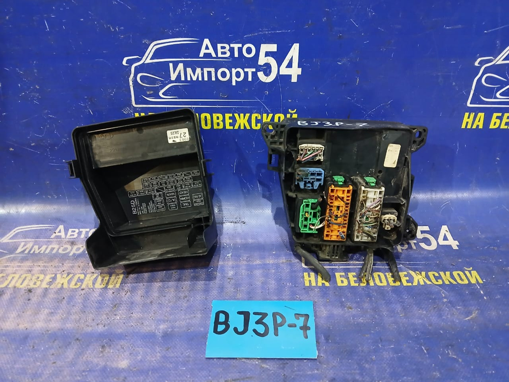 Блок предохранителей подкапотный MAZDA FAMILIA 2001