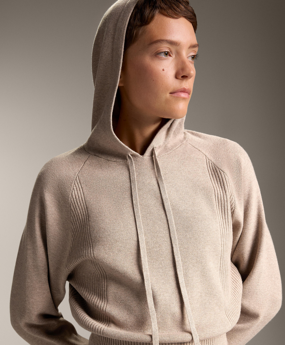 Oysho Вязаный джемпер в рубчик с капюшоном и приталенной талией, серо-коричневый