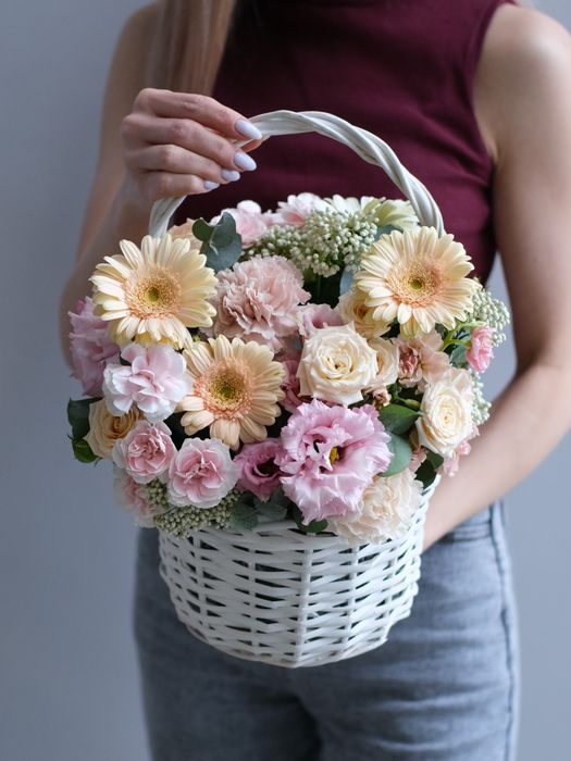 Композиция в корзине "Светлые чувства"