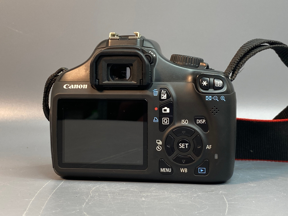 Canon 1100D Body 9.500 кадров