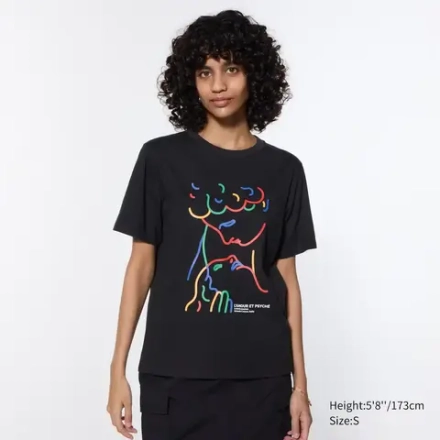UNIQLO ФУТБОЛКА С ГРАФИЧЕСКИМ ПРИНТОМ, ЧЕРНЫЙ