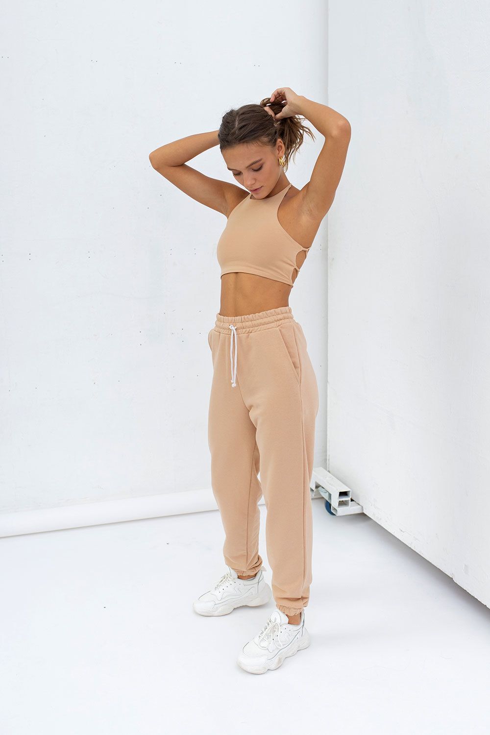 Топ с завязками сзади бежевого цвета