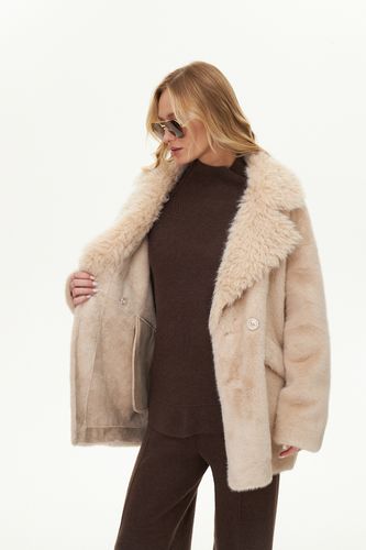 Бежевая шуба из эко-меха с английским воротником
