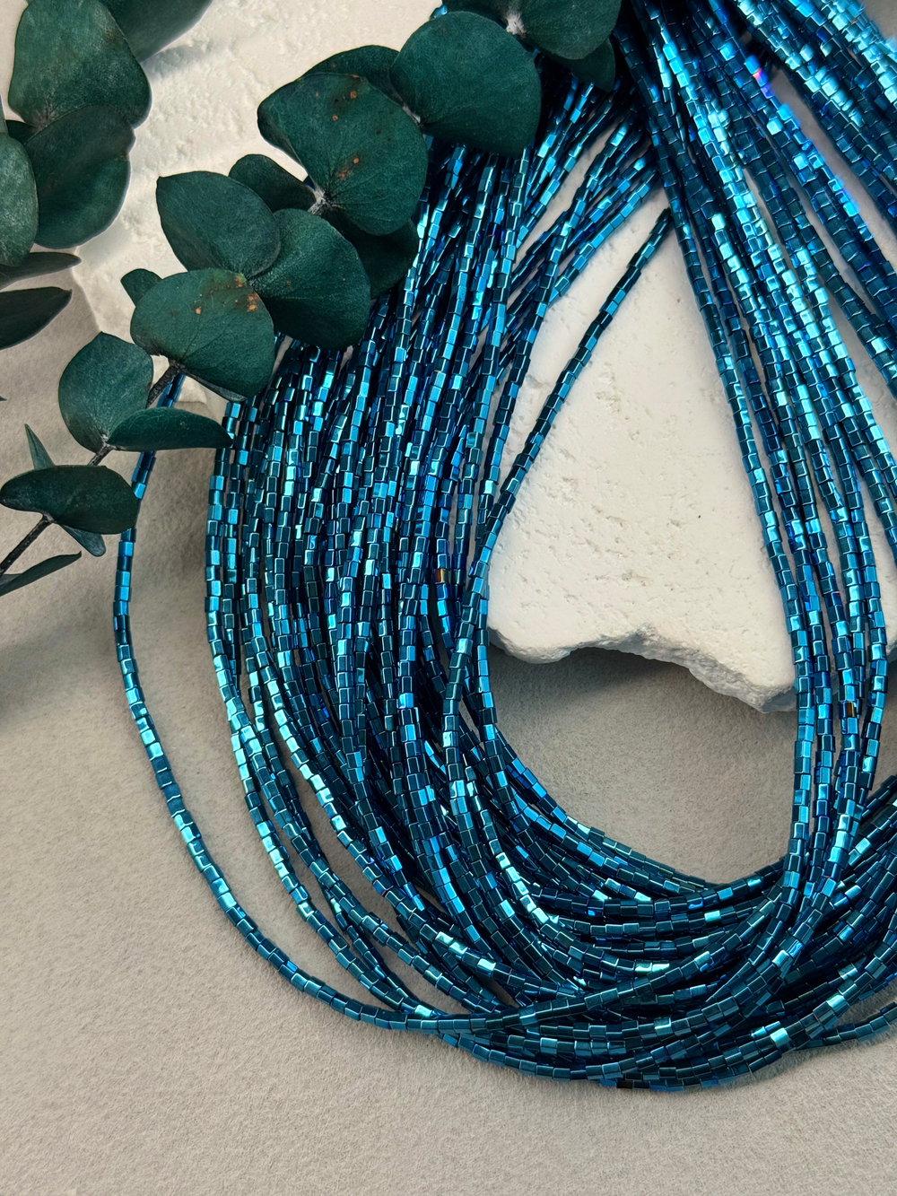 Гематит, шестигранник 2 мм, нить 40 см, синий металлик