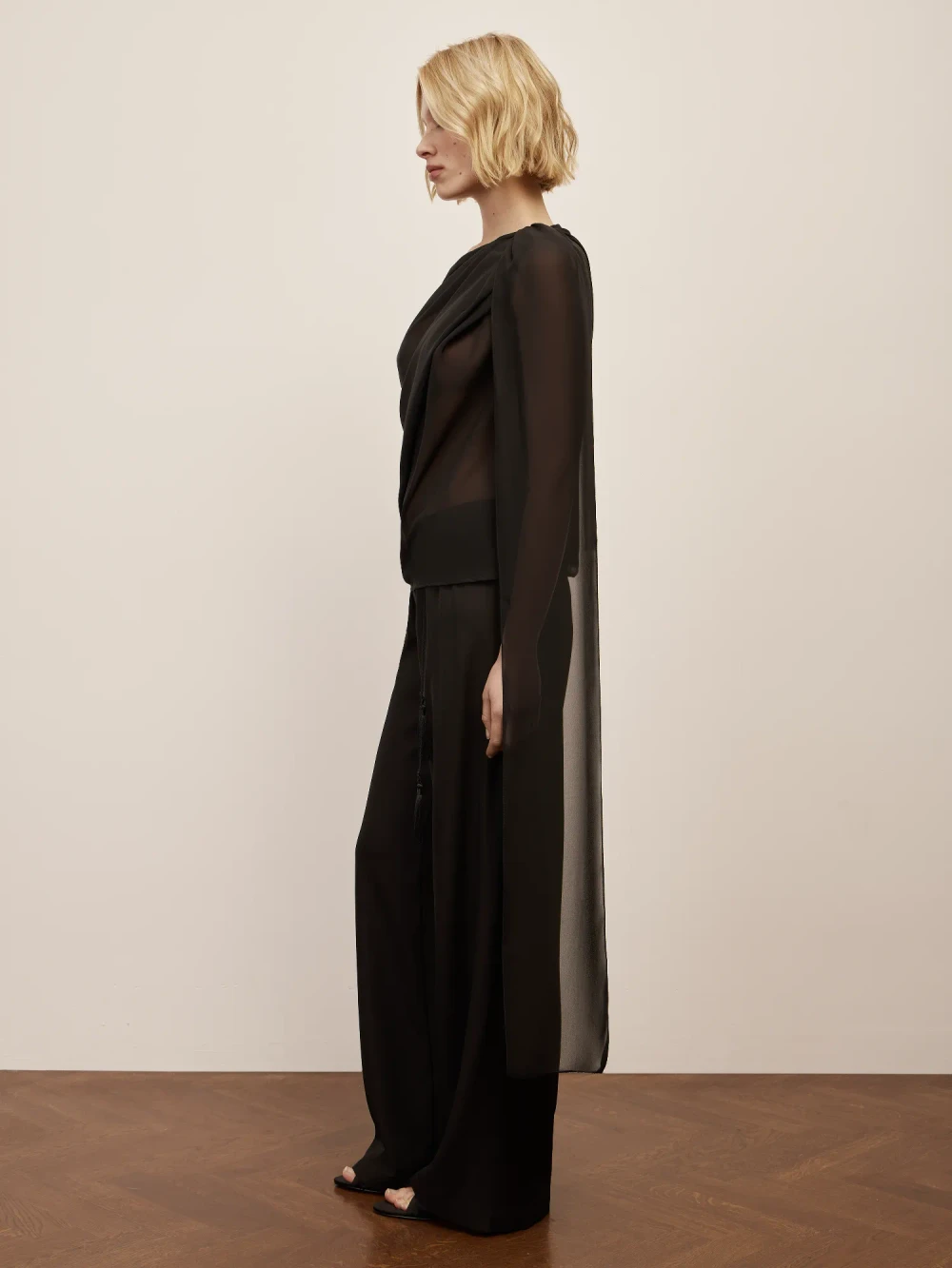 Топ на одно плечо Asymmetry