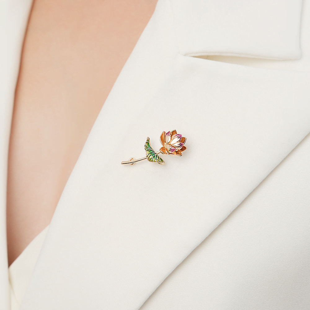 Брошь «Лотос» из красного золота c эмалью Артикул: 04-0250-00-000-1110-48