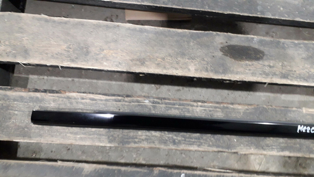 Молдинг двери передней левой Mercedes E (W213) 16-нв Б/У Оригинал A2137209504