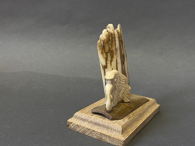 Мамонт у скалы