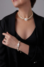 Браслет роза на белой коже, оттенок золото