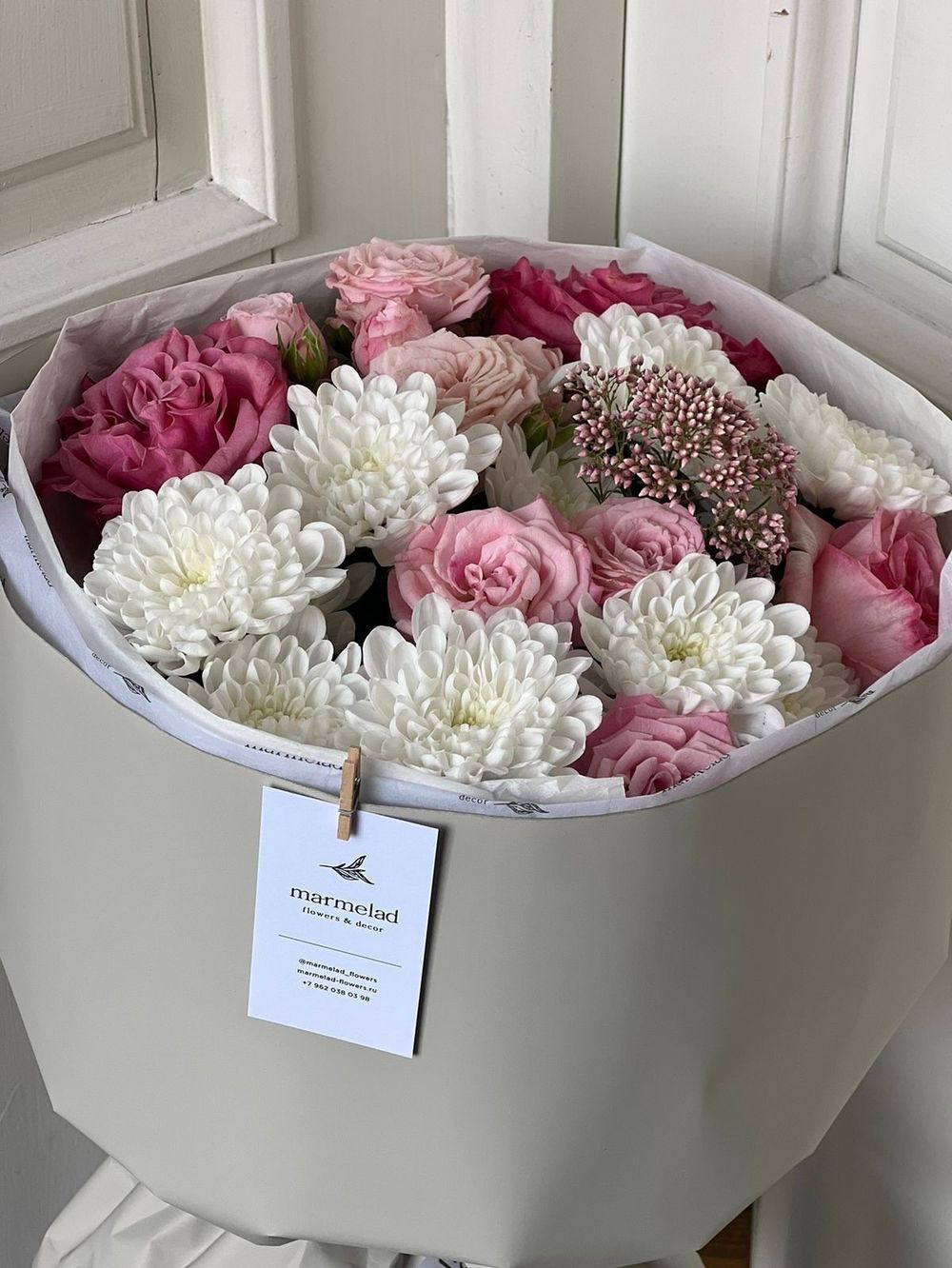 Букет сборный из кустовой пионовидной розы, хризантемы и озотамнуса