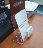 Подставка для буклетов А5 верт с визитницей акриловая