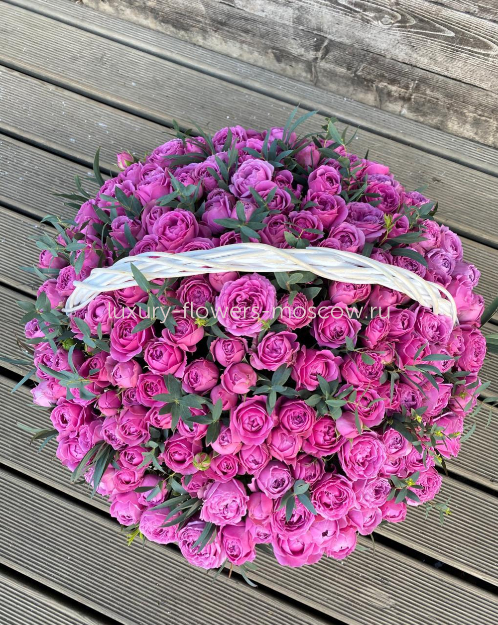 Пионовидные розы в корзине с зеленью 51шт