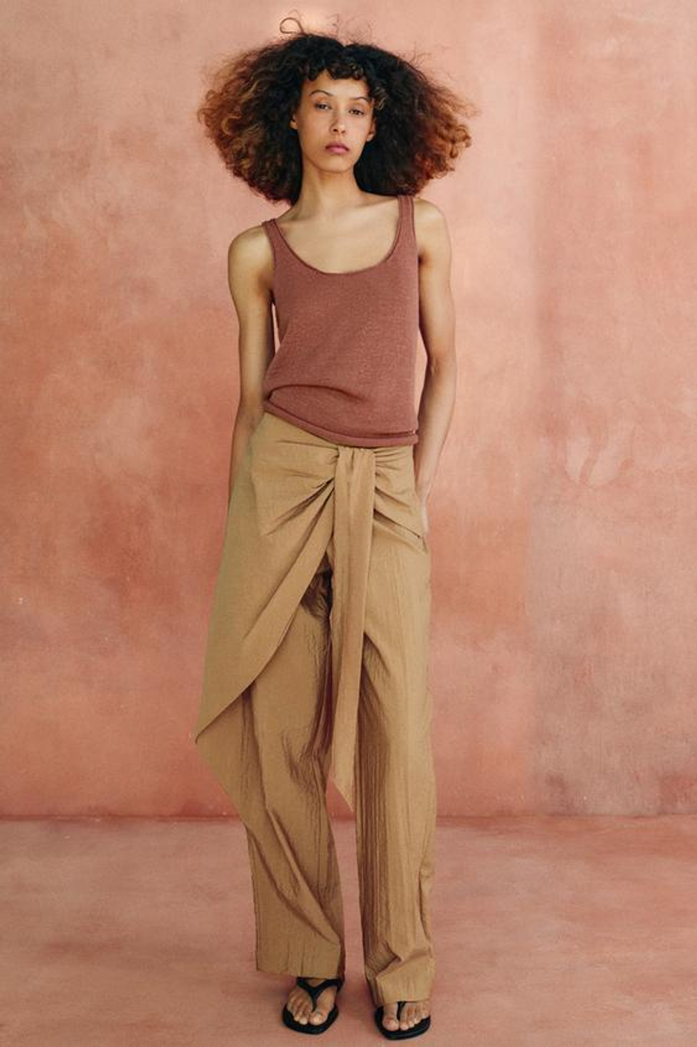 ZARA БРЮКИ ПРЯМОГО КРОЯ В СТИЛЕ ПАРЕО, СВЕТЛО-БЕЖЕВЫЙ