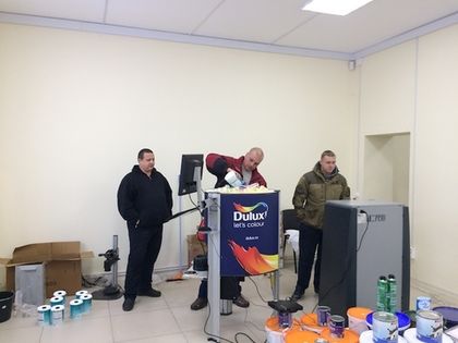 Проводится пуско-наладка колеровочного оборудования