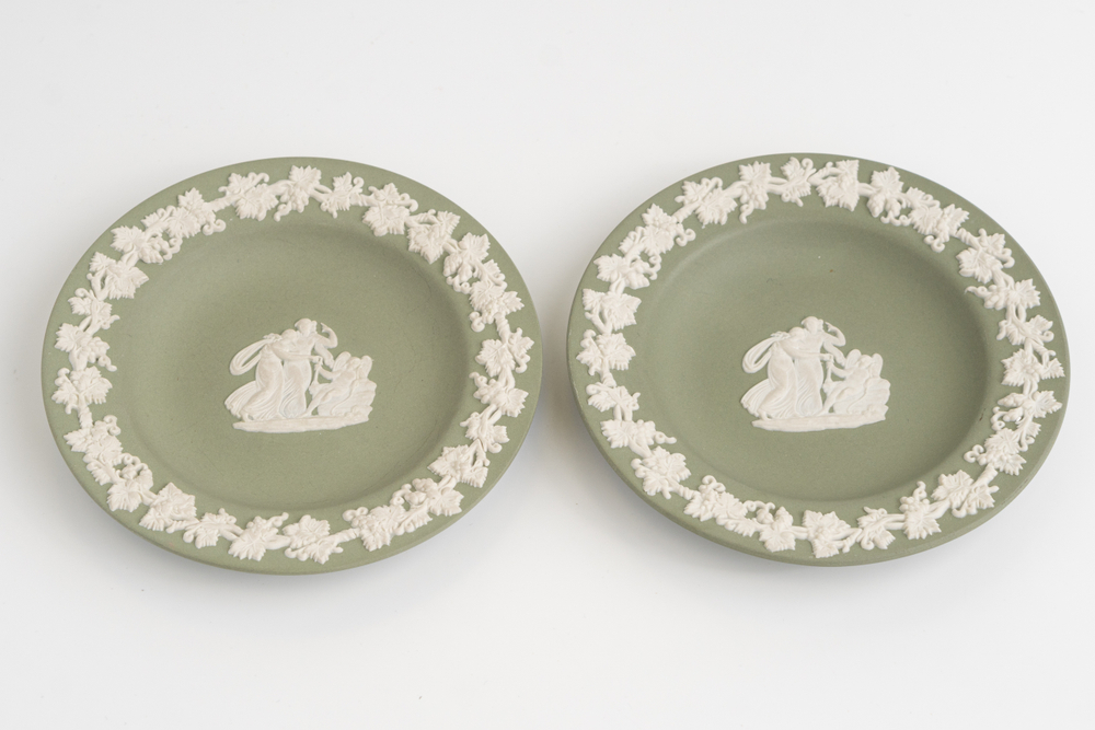 Пара мелочниц из зеленого яшмового фарфора с античным сюжетом «Венера, Психея и Амур»