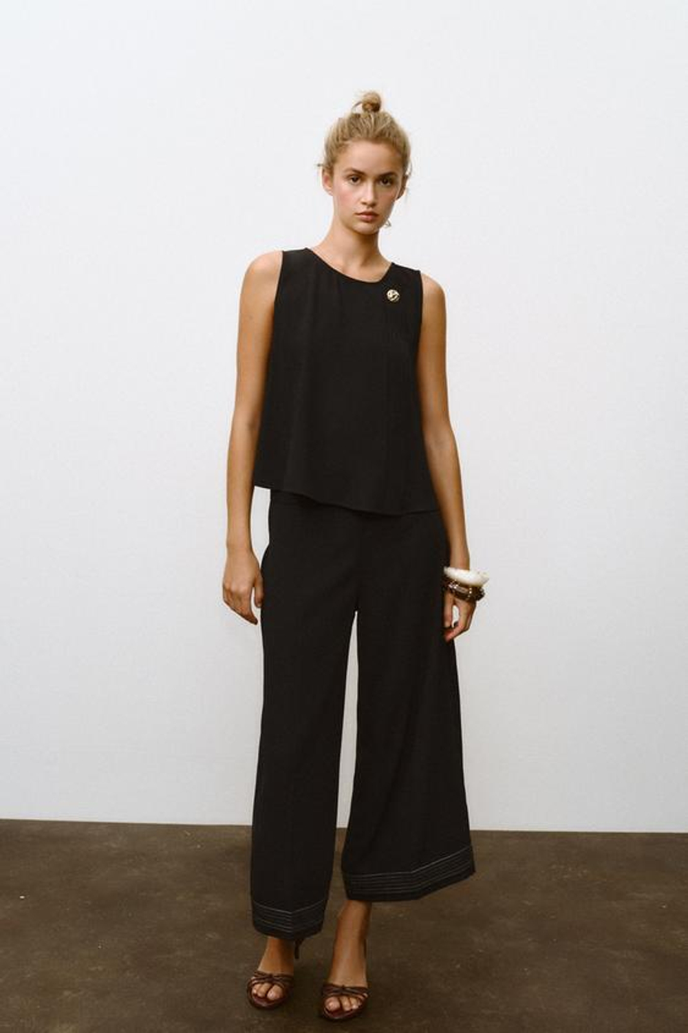 ZARA БРЮКИ-КЮЛОТЫ С ПЛИССИРОВАННЫМ НИЗОМ, ЧЕРНЫЙ