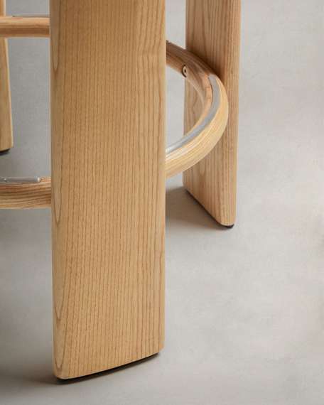 Полубарный табурет Granite 65 см, бежевый шенилл, массив ясеня в натуральном цвете