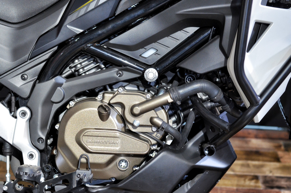 QJMOTOR SVT 650 X (White)