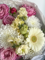 Букет из кустовой пионовидной розы, хризантемы и герберы и маттиолы