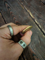 Латунная монета «D20» — двуликий жетон для решений в стиле D&D!