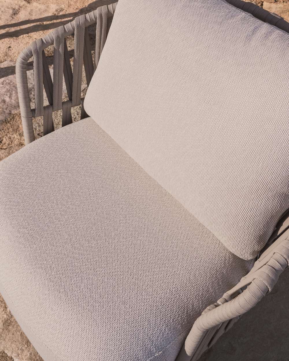 Уличное кресло Osani из алюминия цвета экрю и веревки цвета таупе