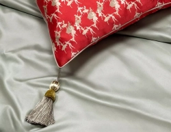 Подушка декоративная 45х45 Mollen Силуэты шелковая красная