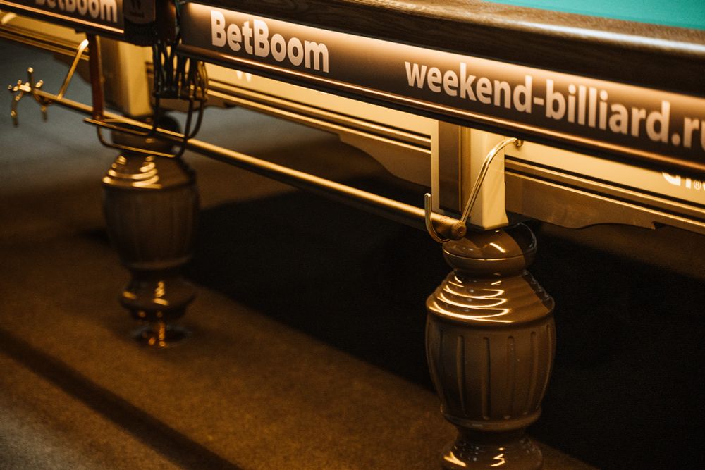 Бильярдный кий для русской пирамиды стол Weekend "Русский Гранд" (12 футов, 8 ног, 45мм камень) эмаль комбинированный, борта дуб, лузы премиум