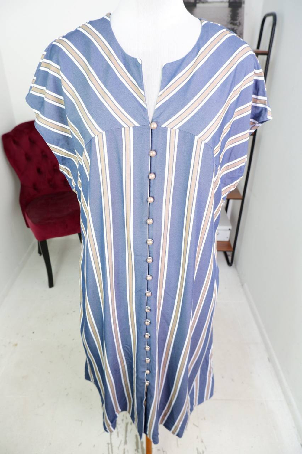 Платье в модную полоску длинное, визуально на 52 размер