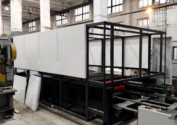 Лазерный станок HGTECH SMART3015PRO 3 кВт с защитной кабиной и сменным столом для резки листов металла