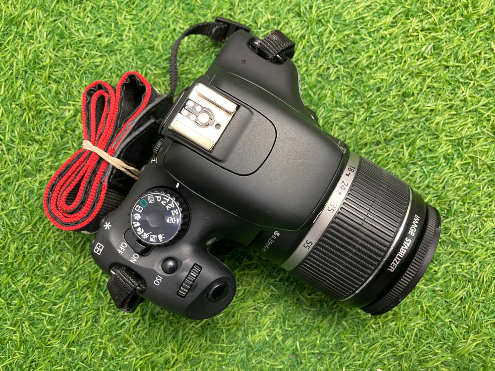 Canon 550D kit 18-55mm 3.5-5.6 IS 4.000 кадров