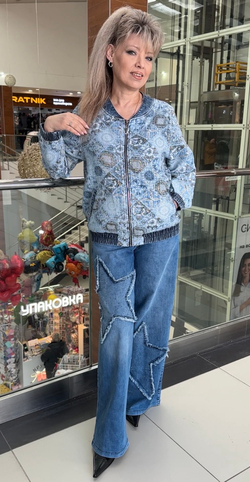 Джинсовый жакет-бомбер с блестящей отделкой