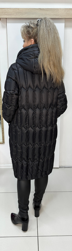 Зимнее черное пальто на пуху с бежевой отделкой