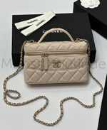 Бежевая сумка Chanel прямоугольная с золотой фурнитурой