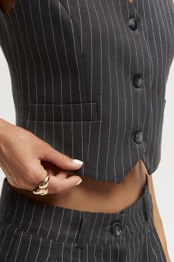 Жилет костюмный в полоску темно-серого цвета