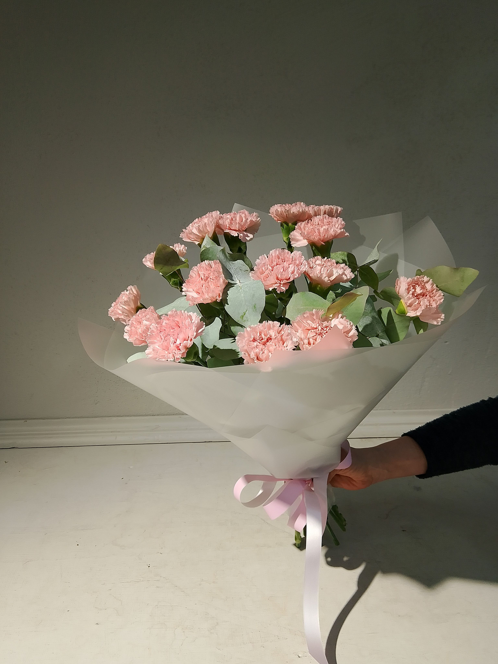 Гвоздика бывает стильной в букете с эвкалиптом (М0020)