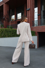 Костюм брючный с приталенным жакетом