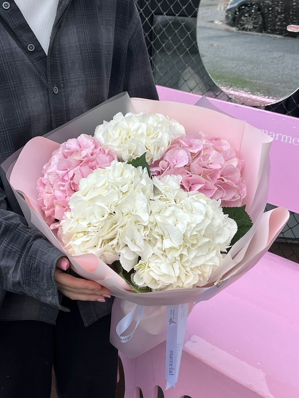 Букет из гортензий в белом и розовом оттенках