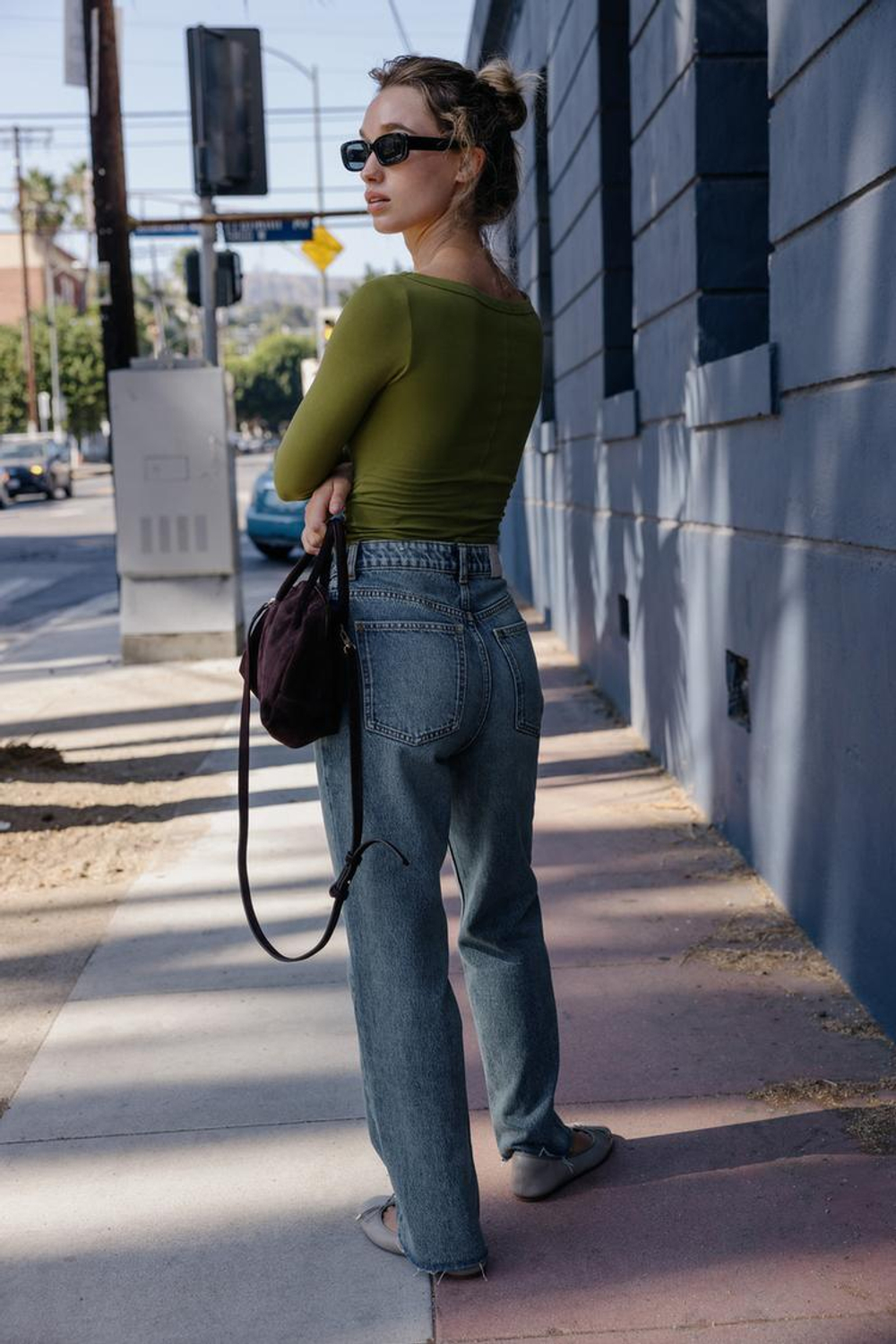 ZARA ФУТБОЛКА С ВЫРЕЗОМ «ЛОДОЧКА», ЦВЕТ ОЛИВКОВОГО МАСЛА